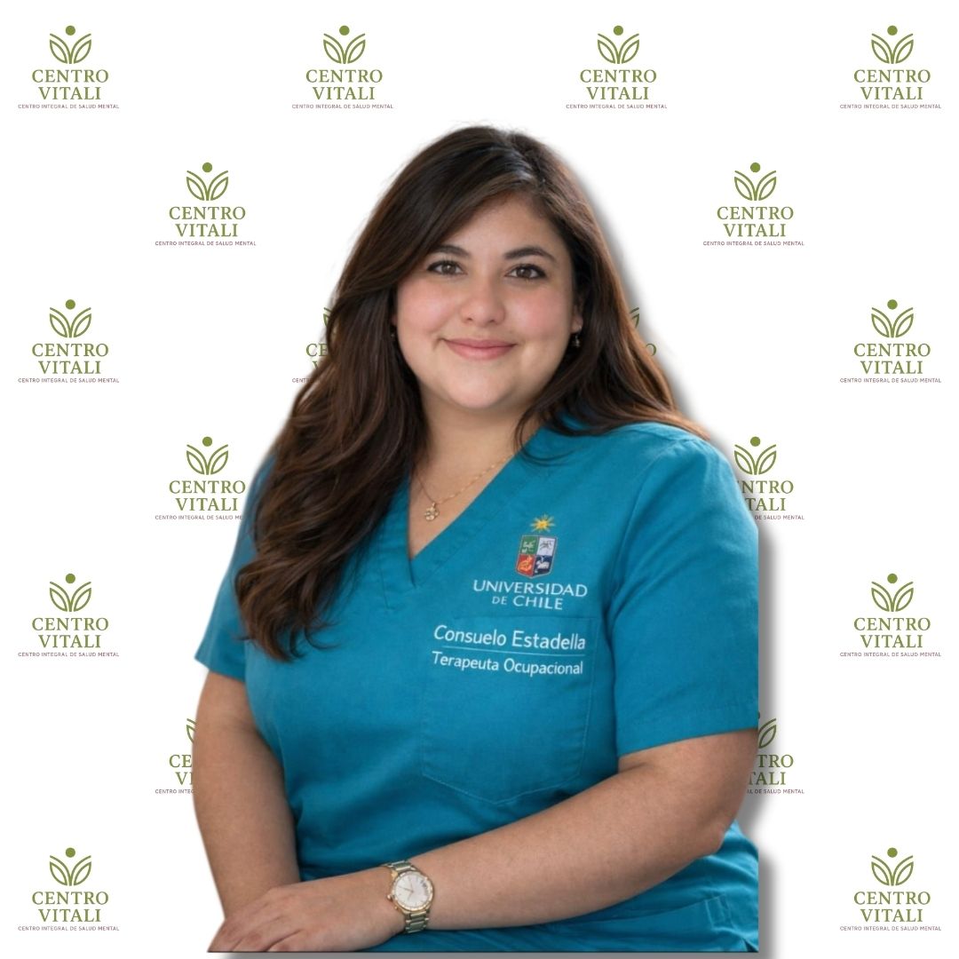 Terapeuta ocupacional con uniforme clínico turquesa y logo de universidad, retrato profesional sobre fondo institucional de centro de salud mental.