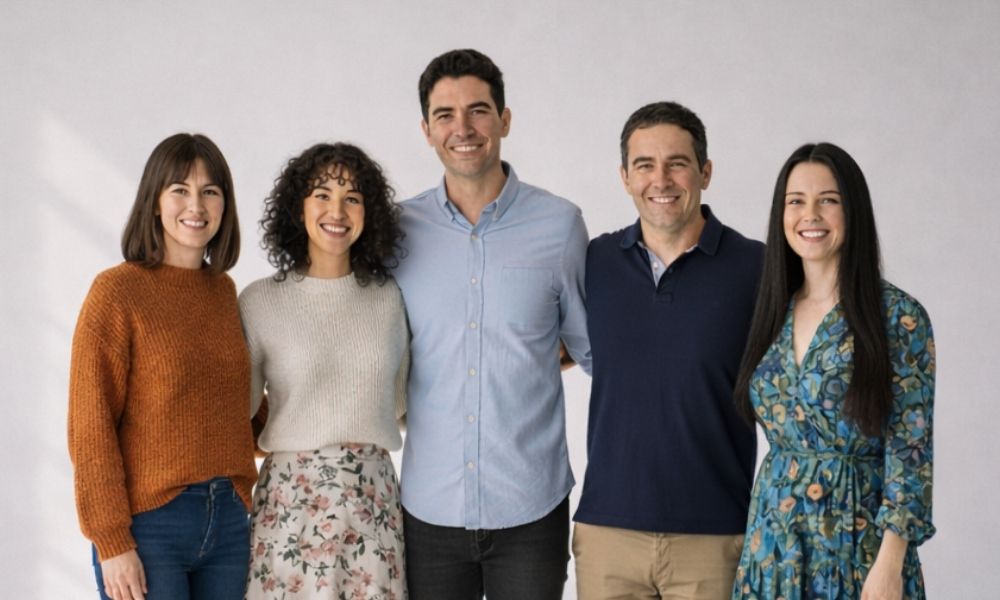 Cinco adultos jóvenes, hombres y mujeres, con ropa casual y sonrientes, representando la población adulta.
